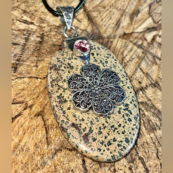 Large Dalmatian Stone Crystal Pendant 2 1/2” - Picture 4 of 11